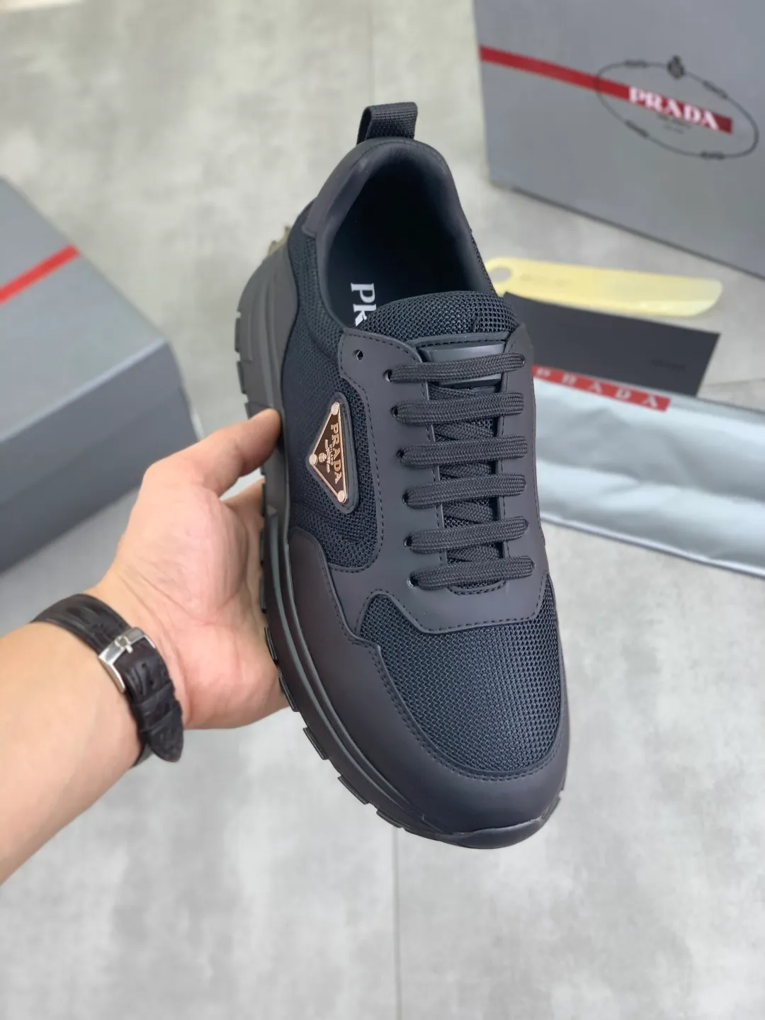 Men's shoes 💰P560💰[New style] popular models are on the official website, 🆘 Trendy brand (Prada) mainly promotes popular models, avant-garde and versatile fashion men's shoes private version mold opening, cowhide surface splicing 1:1.. Fashionable and simple, original imported cowhide lining cowhide feet; the atmosphere and personality are more fashionable, eye-catching and pursuing class. It will subvert the old idea and be a must-have for fashionistas with you! Must keep it for yourself! Tall and comfortable, large and low, high-end quality workmanship. Code number: 38-45 3️⃣optional.